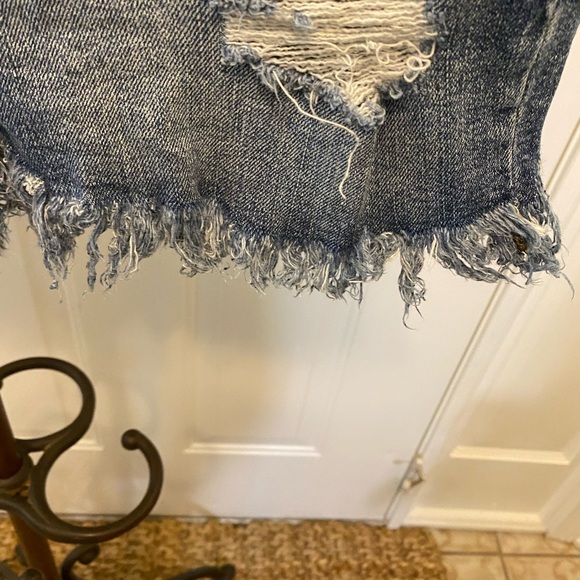 GAP Distressed Cutoff Shorts 32 3” Short - Picture 10 of 16